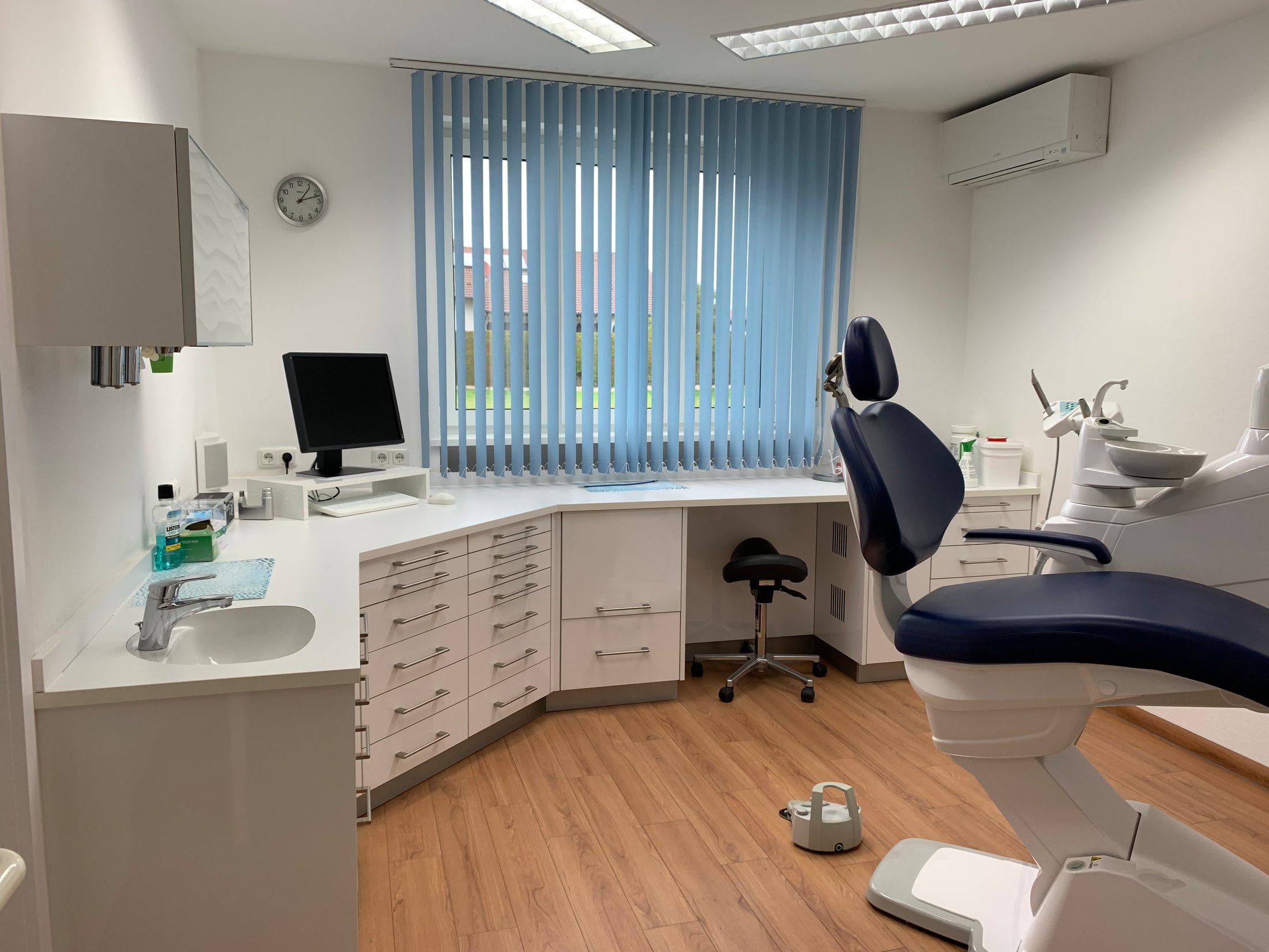 moderne und neuwertige Zahnarztpraxis